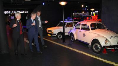 Korpschef Bouman schenkt zijn uniformen aan het Nationaal Veiligheidsinstituut