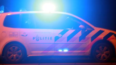 Auto rijdt in op beveiligingsmedewerker, vrouw wordt mishandeld 