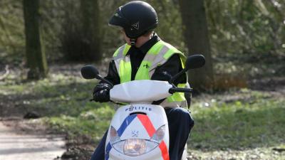 Foto van politie op scooter in bos | Archief EHF