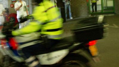 Man steekt bromfiets in brand tussen draaideur van ziekenhuis Tilburg