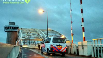 Politie haalt vijf jongeren Van Brienenoordbrug