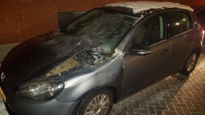Politieauto zwaar beschadigd met vuurwerk tijdens drugsinval woning Helmond