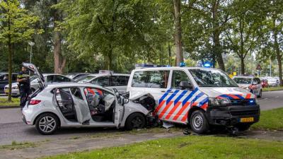 Politie rijdt auto klem na achtervolging 