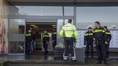 Verwarde man zit op 13e etage op reling