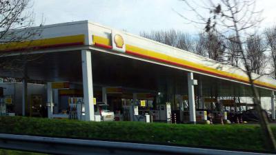 Gezin komt met de schrik vrij bij aanrijding tankstation Gouda