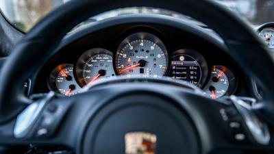 Drie Porsches en tienduizenden euro’s in beslag genomen