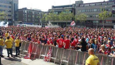 Stadhuisplein Eindhoven stroomt vol voor dubbel feestje