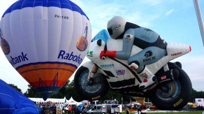 Reusachtige racemotor stijgt op in Joure