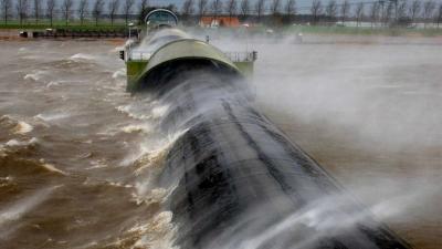 Vluchten geschrapt en waterkeringen dicht vanwege zware westerstorm