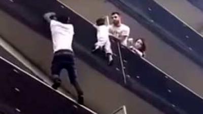 'Spider-Man' redt kind in Frankrijk