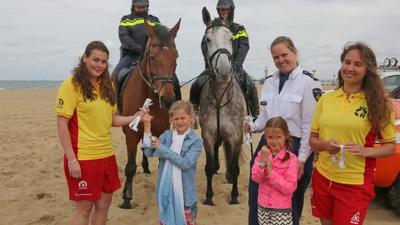 Actie met uitdelen 06-polsbandjes voor kinderen op strand van start gegaan