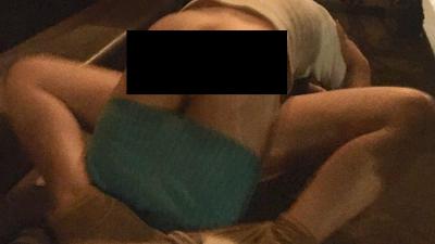 Stel gaat van bil op straat in Amsterdam