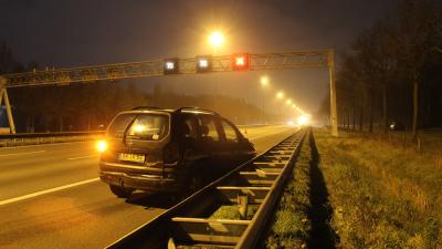 beschadigde auto op snelweg