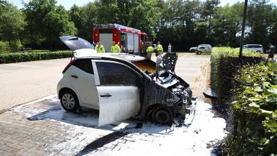 Auto grotendeels uitgebrand