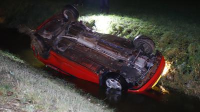 Auto op zijn kop in het water