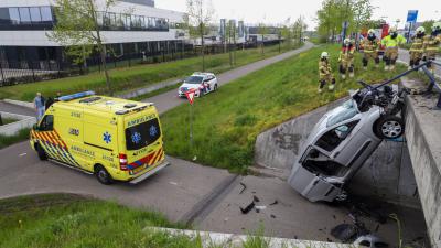 Bestelbus naar beneden gevallen