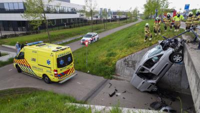 Bestelbus naar beneden gevallen