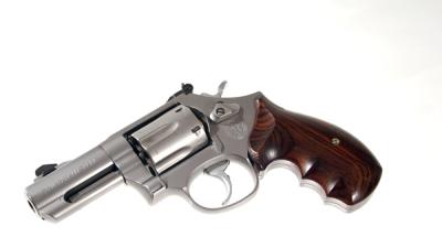 Revolver gevonden bij inval woning