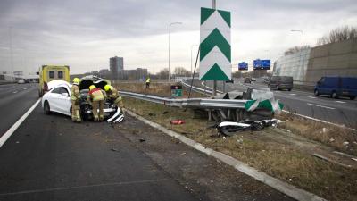 Het ongeval gebeurde op de splitsing richting de Ketheltunnel, en de afslag richting Vlaardingen/Schiedam. De brandweer kwam ter plaatse omdat de auto een sissend geluid maakte na ongeval. Na wat hand en spandiensten konden deze weer retour. De bestuurder