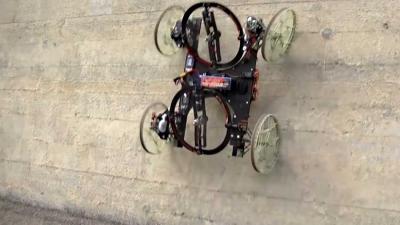 Robotwagentje kan verticaal tegen een muur oprijden