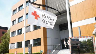 rode-kruis-vlag-halfstok