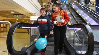 ‘Roltrapboy’ wijst ouders en kinderen op gevaar roltrap