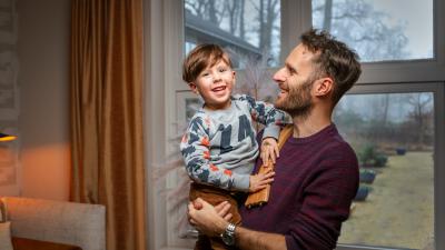 Vader en zoon in Ronald McDonald huis