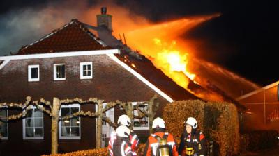 Grote brand legt woonboerderij Roswinkel grotendeels in de as 