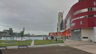 Voorbijganger treft op het trottoir in Rotterdam stoffelijke resten aan in zak