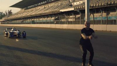 Stuntman geeft 'Salto Mortale' nieuwe betekenis