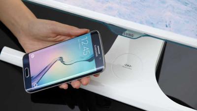 Samsung 'verstopt' draadloze laadfunctie in standaard van monitor