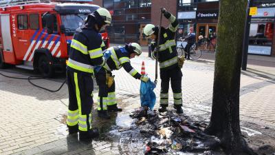 Stapel oud papier vat vlam in Boxtel