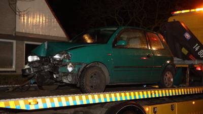 Automobilist botst op lantaarnpaal