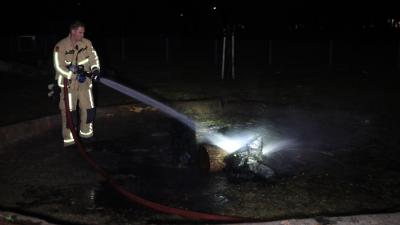 Foto van blussende brandweerman