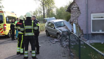 Auto in gevel van woning