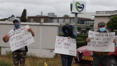 Demonstratie voor hek Vion in Boxtel