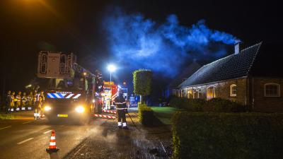 Hevige rookontwikkeling uit schoorsteen