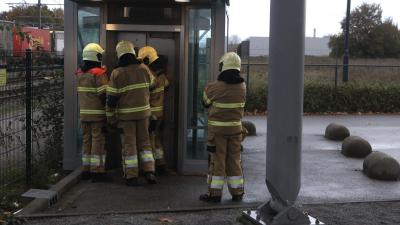 Brandweer probeert lift te openen