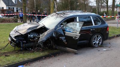 auto zwaar beschadigd door aanrijding