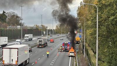 Auto volledig in brand