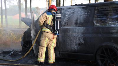 bestelbus in vlammen opgegaan