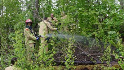 Brandweer dooft brand