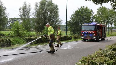 brandweer reinigt wegdek