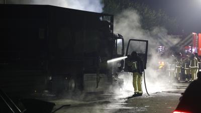 Brandweer blust vrachtwagenbrand