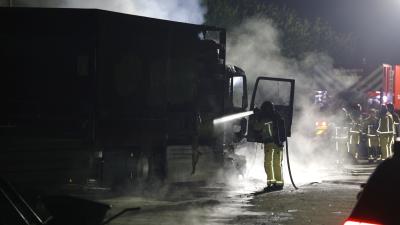 Brandweer blust vrachtwagenbrand