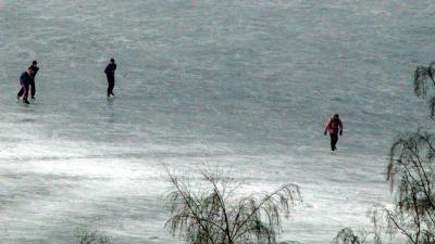 Eerste schaatsers wagen zich op natuurijs