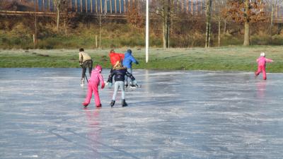 Eerste schaatsers op het ijs in Heerenveen