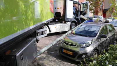 Vrachtwagenchauffeur neemt bocht iets te krap