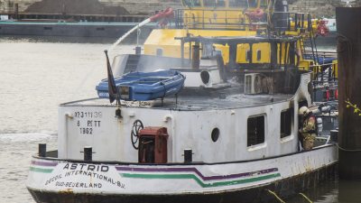 Binnenvaartschip in brand in Schiedam