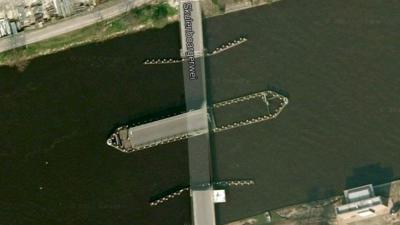 Schip ramt in mist brug in het Friese Eastermar